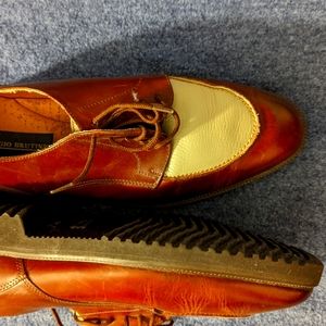 Men two tone Italian leather lace up shoes colors is Rust and beige never worn.
